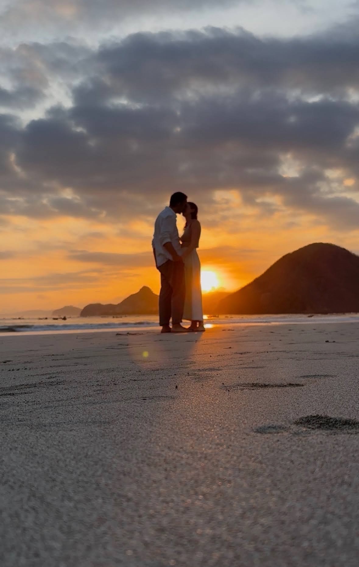 Kira und Carl am Strand bei Sonnenuntergang